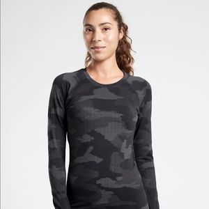 Athleta Momentum Camo top, sz S